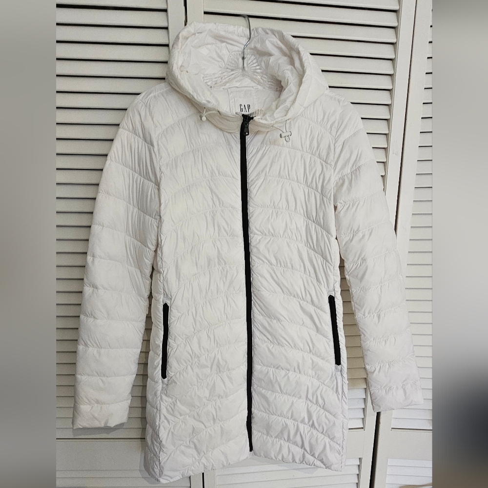 GAP White Puffer Jacket – Long Length with Black Zipper Accents (Size Small)